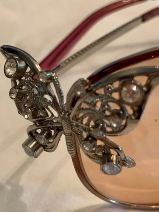 ?Valentino Sunglasses that Paris Hilton wore in \